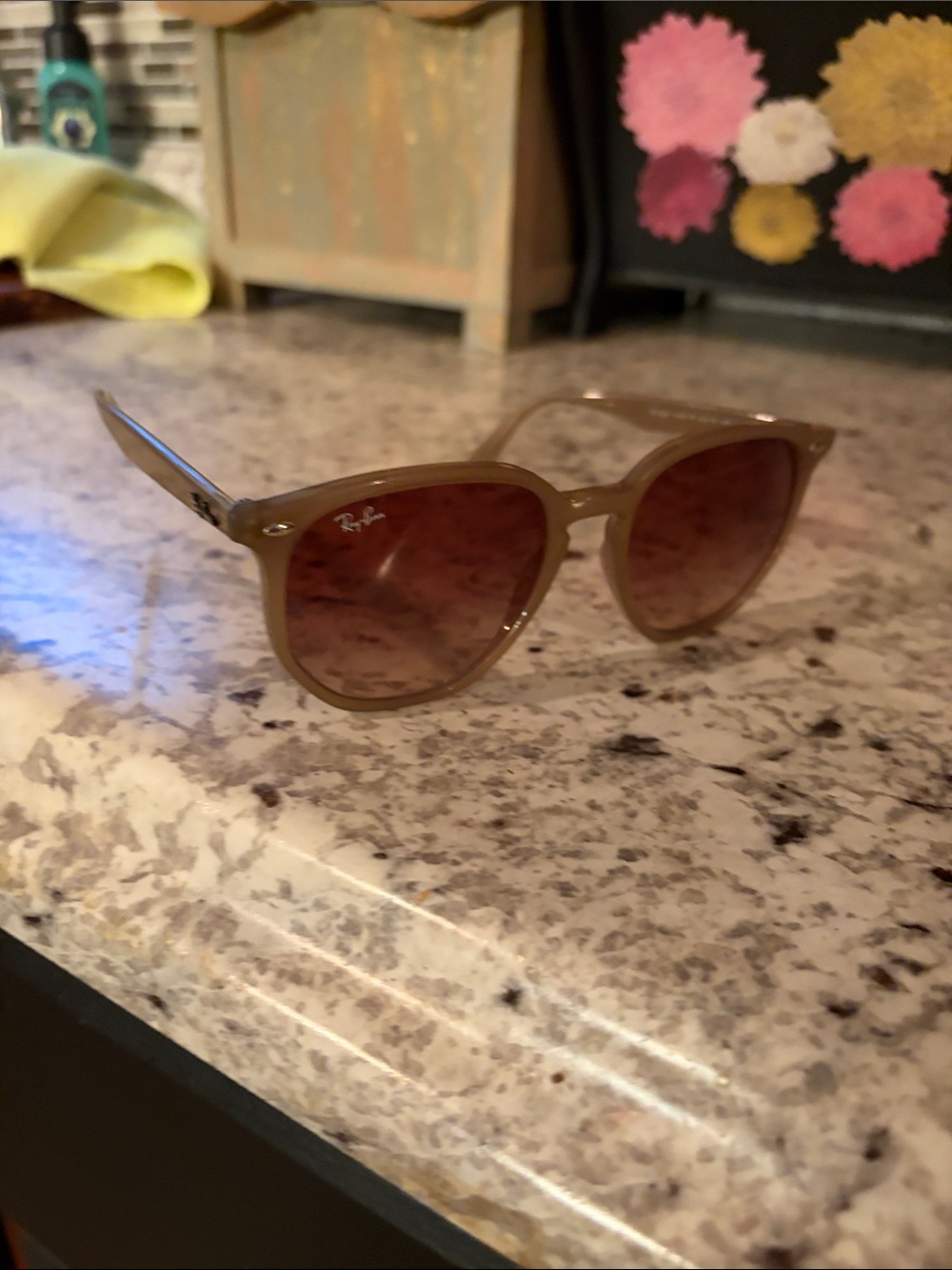 Ray-Ban RB4306 sunglasses feat a beige injected frame &dark brown gradient lense